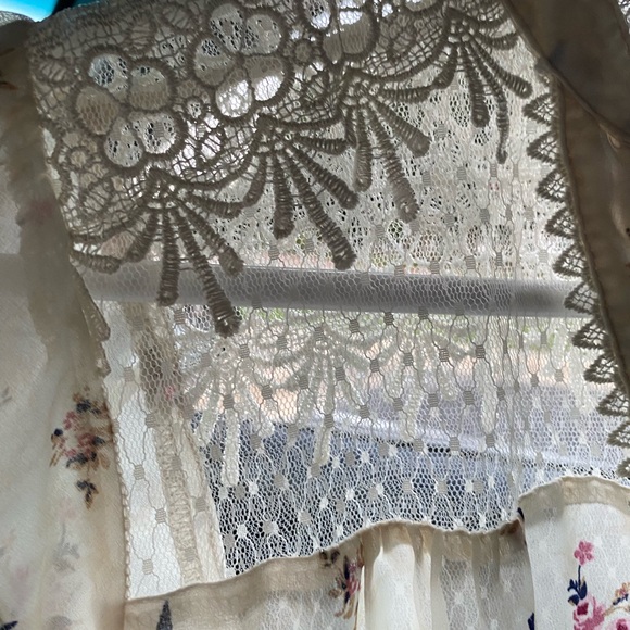 Sheer lace floral, geometric pattern blouse - Picture 3 of 6